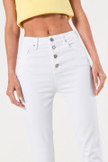 Jean blanco jegging con botones visibles y tiro súper alto